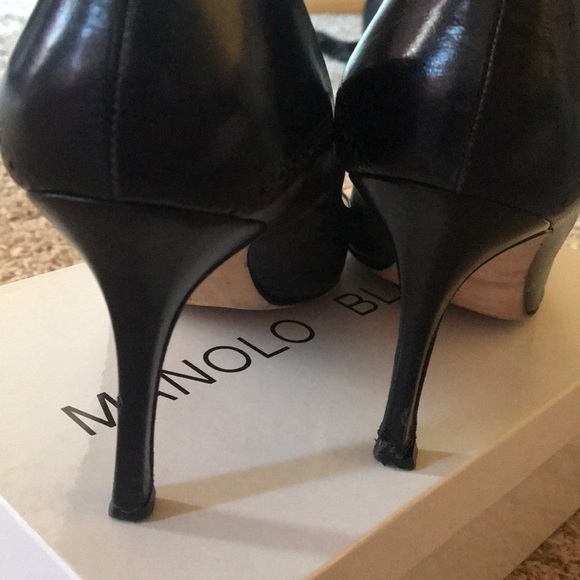 Manolo Blahnik Pointed Toe Perforated Black Pumps - Picture 4 of 6